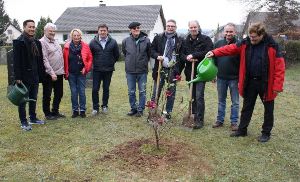 SPD pflanzt rote Magnolie auf jüdischem Friedhof Arloff
