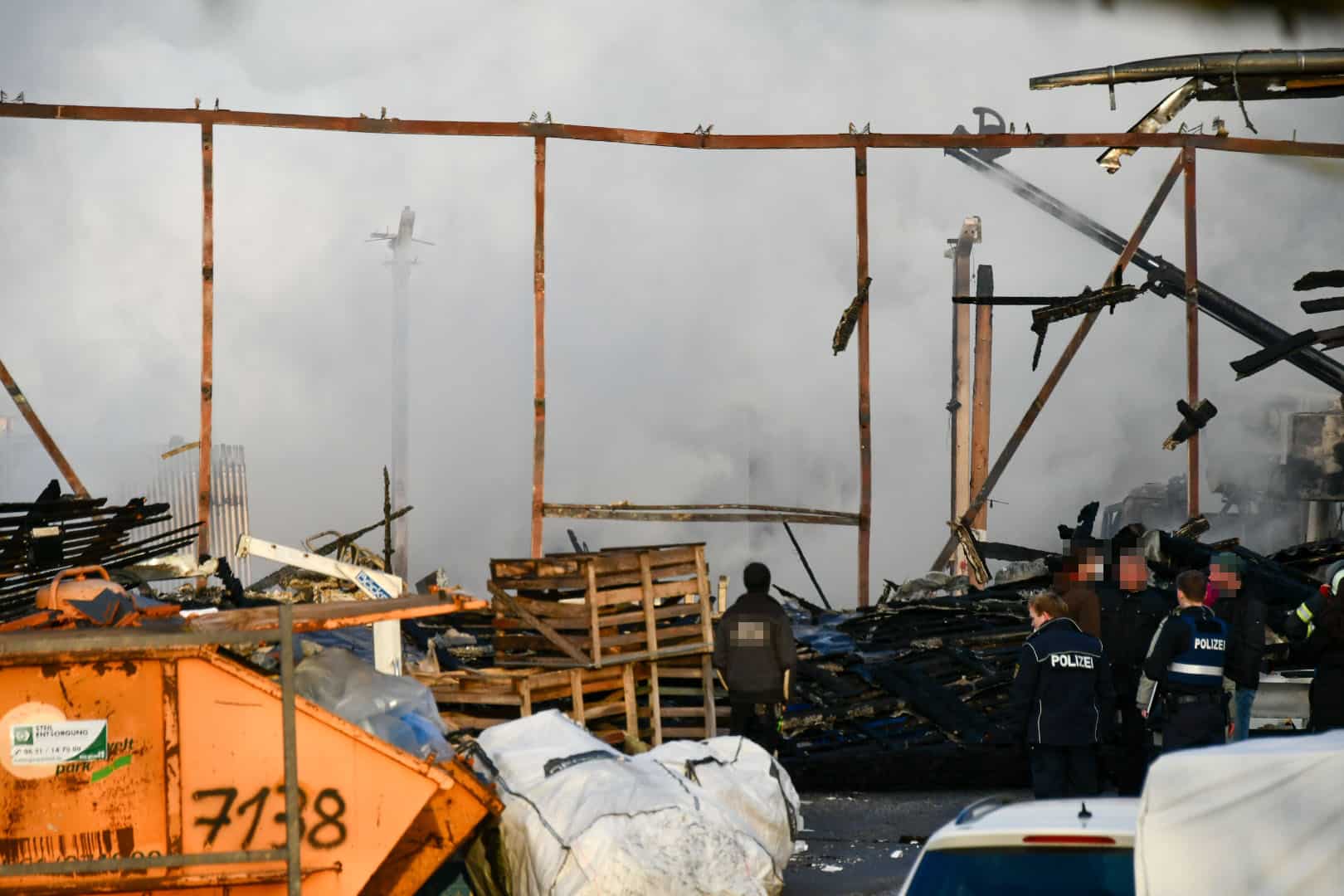 Brand eines Firmengebäudes in Plütscheid